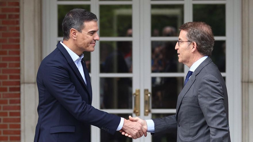 Archivo - El presidente del Gobierno, Pedro Sánchez (i) y el presidente del Partido Popular, Alberto Núñez Feijóo (d), se saludan a su llegada a una reunión en La Moncloa, a 10 de octubre de 2022, en Madrid (España).