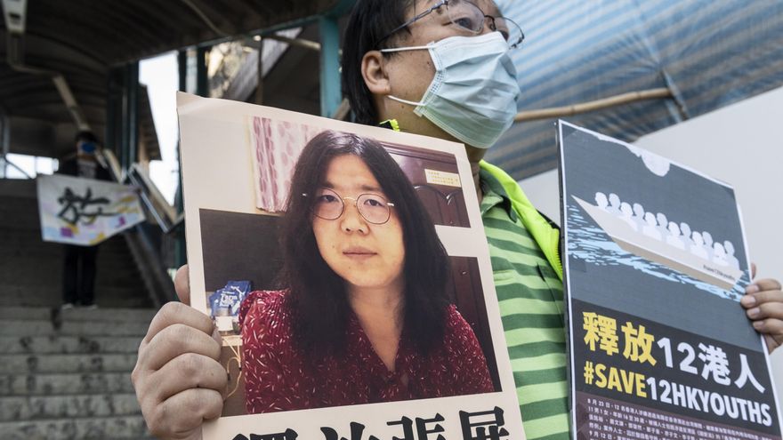 Un activista sostiene en Hong Kong una pancarta de apoyo a la periodista ciudadana Zhang Zhan, condenada a cuatro años de prisión.