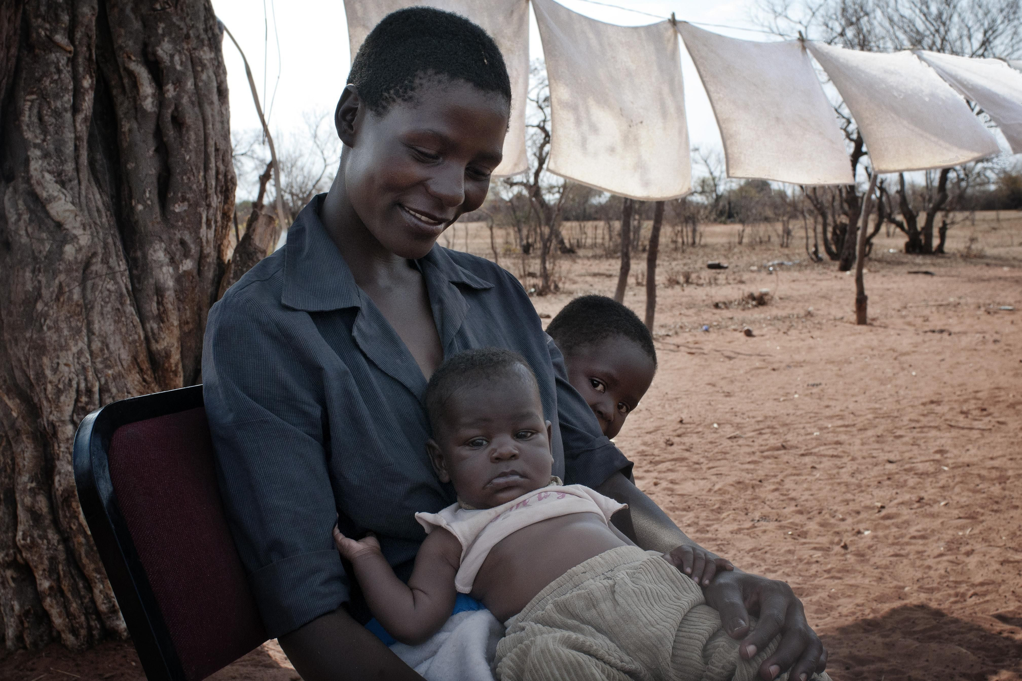 Los dos hijos de Precious nacieron negativos gracias a que ella siguió el programa prevención de la transmisión madre-hijo. “Caminaba dos horas para llegar al centro de salud y recoger los medicamentos. Cuando sabes que algo es bueno para ti y para tu familia, haces todo lo que está en tus manos para conseguirlo”.