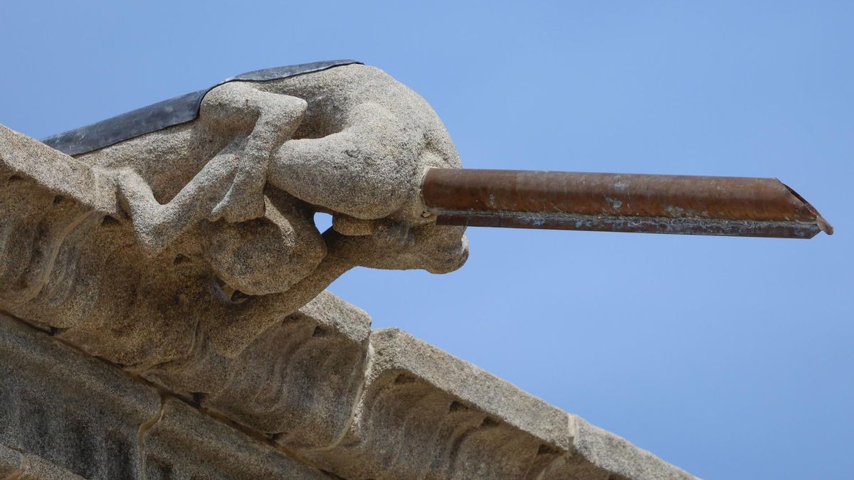 Las gárgolas "empaladas" del hotel más antiguo de España: polémica restauración en la meta del Camino de Santiago