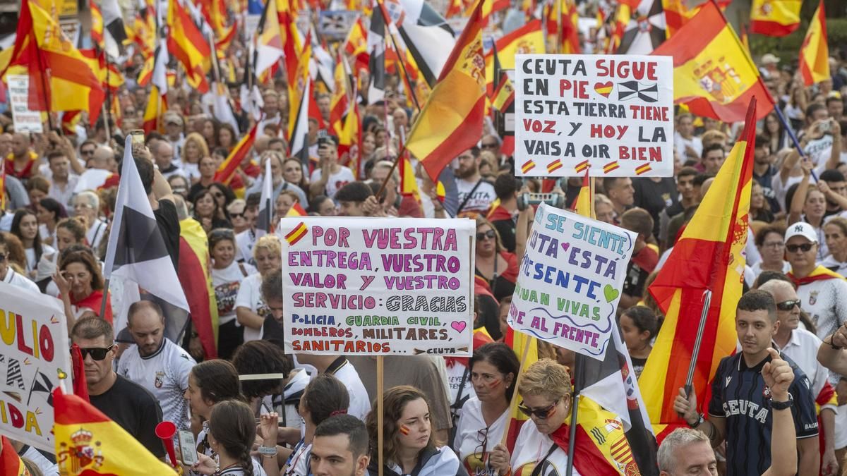 Cientos de personas durante una concentración para protestar por las consecuencias de la crisis migratoria, este miércoles.