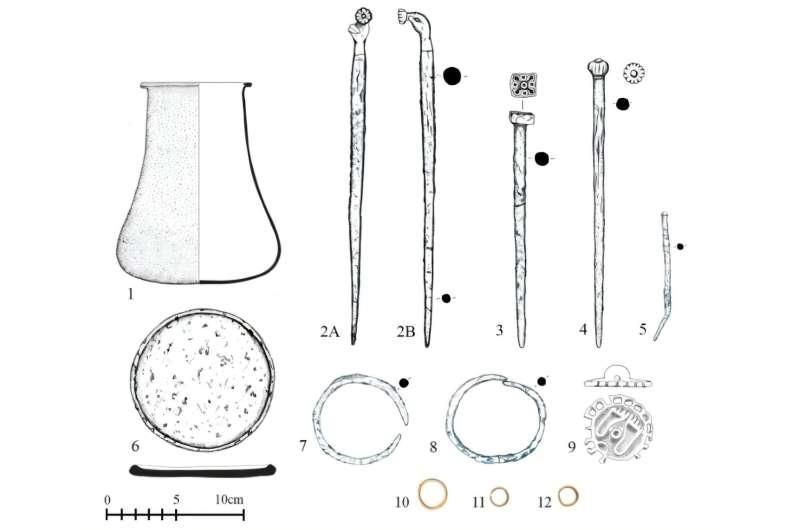 Diversos objetos metálicos de la Tumba 12