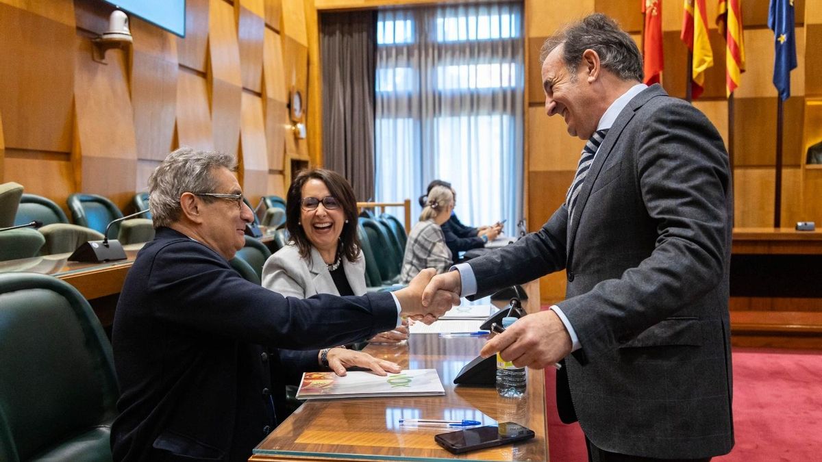 El consejero de Presidencia, Ángel Lorén, saluda el pasado 9 de enero al portavoz de Vox, Julio Calvo