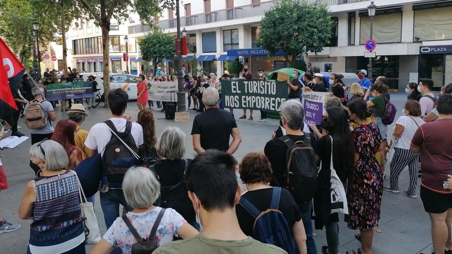 Un momento de la protesta que se desarrolló en la Plaza Nueva de Sevilla.