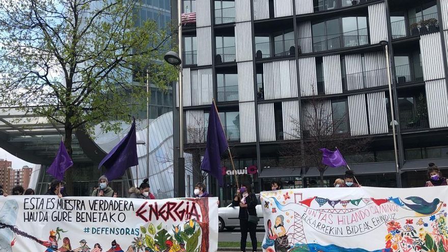 Un grupo de mujeres se manifiesta por "una energía limpia" frente a la Torre Iberdrola, en Bilbao