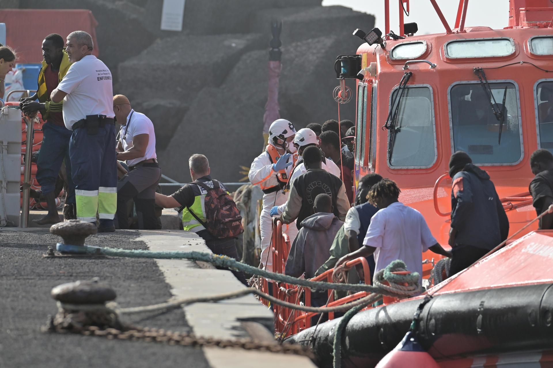 Salvamento Marítimo ha rescatado a un cayuco con 171 ocupantes a bordo cerca de la isla de El Hierro. Un dispositivo de emergencia los ha atendido cuando han llegado al puerto de la Restinga.