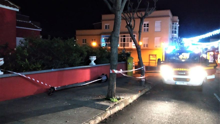 Zona balizada por una farola que ha aparecido caída. BOMBEROS LA PALMA