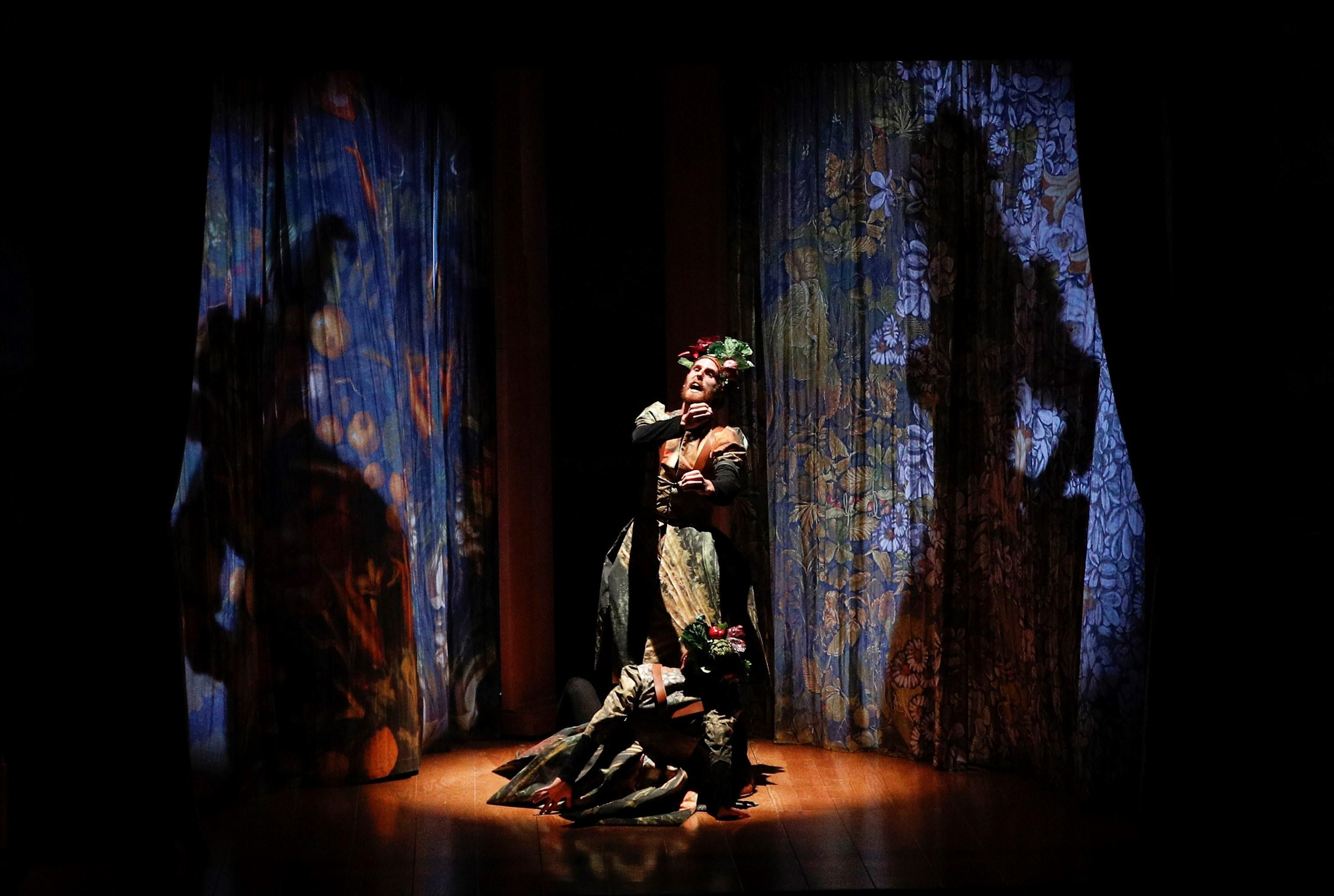 Representación de 'Comedia Aquilana', de Bartolomé de Torres Naharro en los muros del castillo medieval de Olite (Navarra), en 2018