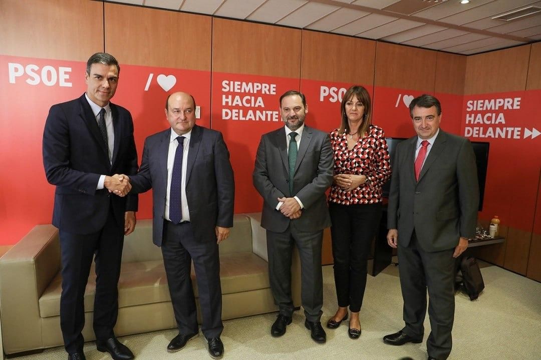 2019. Negociaciones con el PSOE. En la imagen, Sánchez, Mendia, Esteban... y José Luis Ábalos.