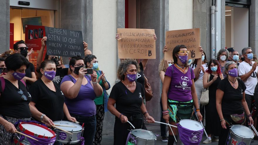 Concentración en repulsa contra la violencia de género en  Las Palmas de Gran Canaria. (ALEJANDRO RAMOS)