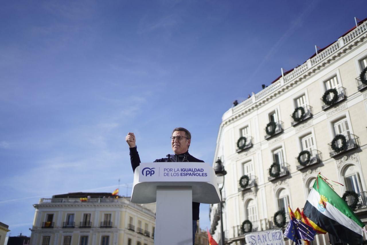 “No han sido las urnas, ha sido la codicia”, ha dicho Feijóo en la Puerta del Sol contra la investidura de Sánchez