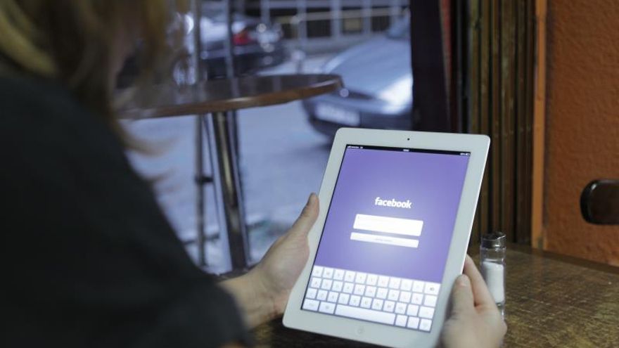Una usuaria entra en su cuenta de Facebook a través de un Ipad.