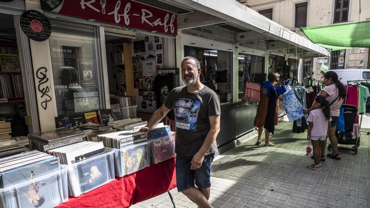 El propietario de la tienda de discos, Pepe Dana, muestra su género