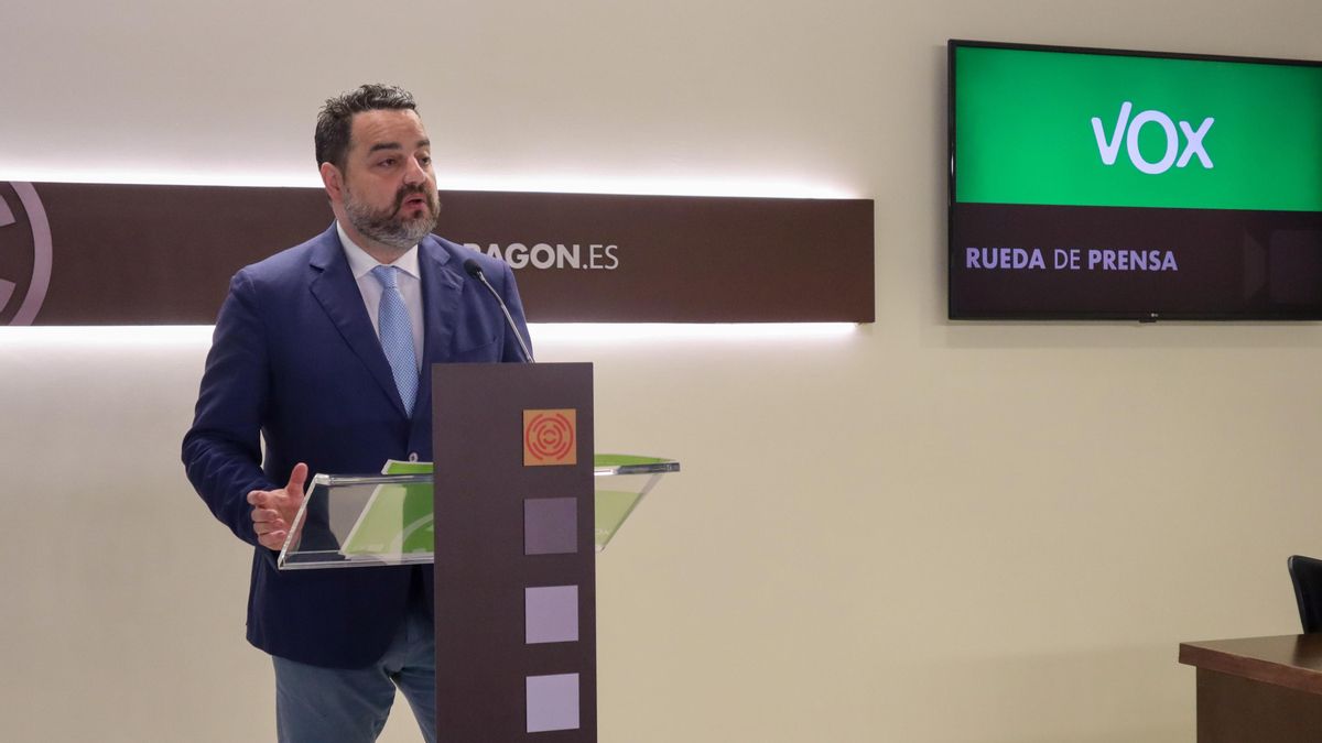El diputado de Vox en las Cortes de Aragón, David Arranz, en la sala de prensa del Parlamento autonómico.