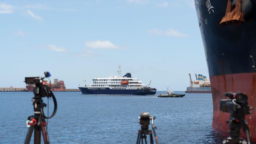 El buque MV Hondius se prepara para desembarcar esta tarde en Granadilla de Abona (Tenerife) a los últimos pasajeros de la travesía por el Atlántico Sur en la que sufrió un brote de hantavirus, antes de retomar su navegación hacia Países Bajos.