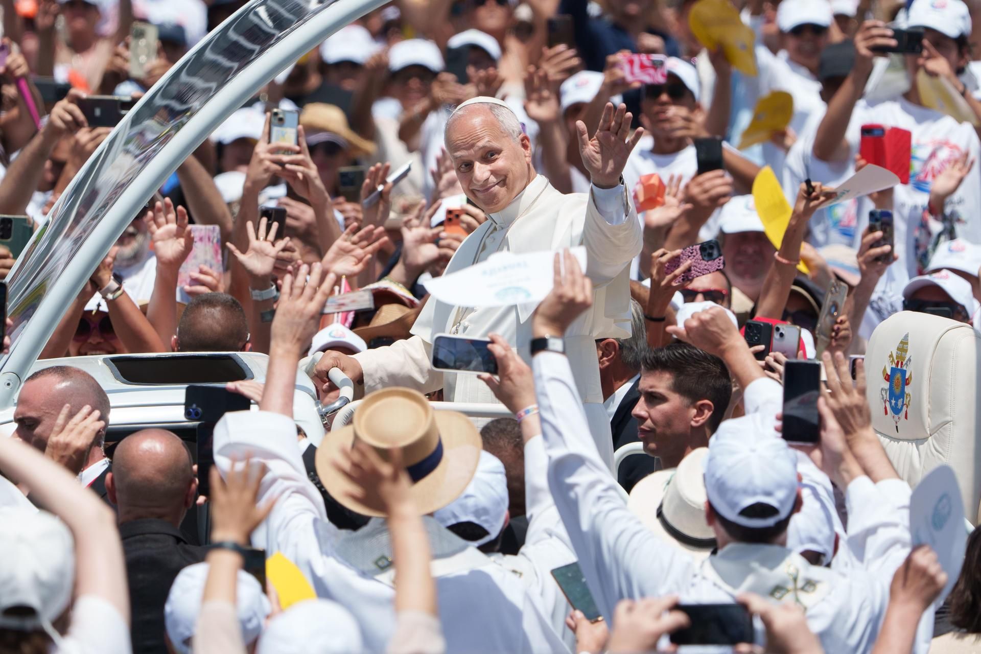 Miles de personas recibieron este viernes al papa León XIV en el puerto de Santa Cruz de Tenerife, donde celebró una misa multitudinaria en su último día de viaje a España.