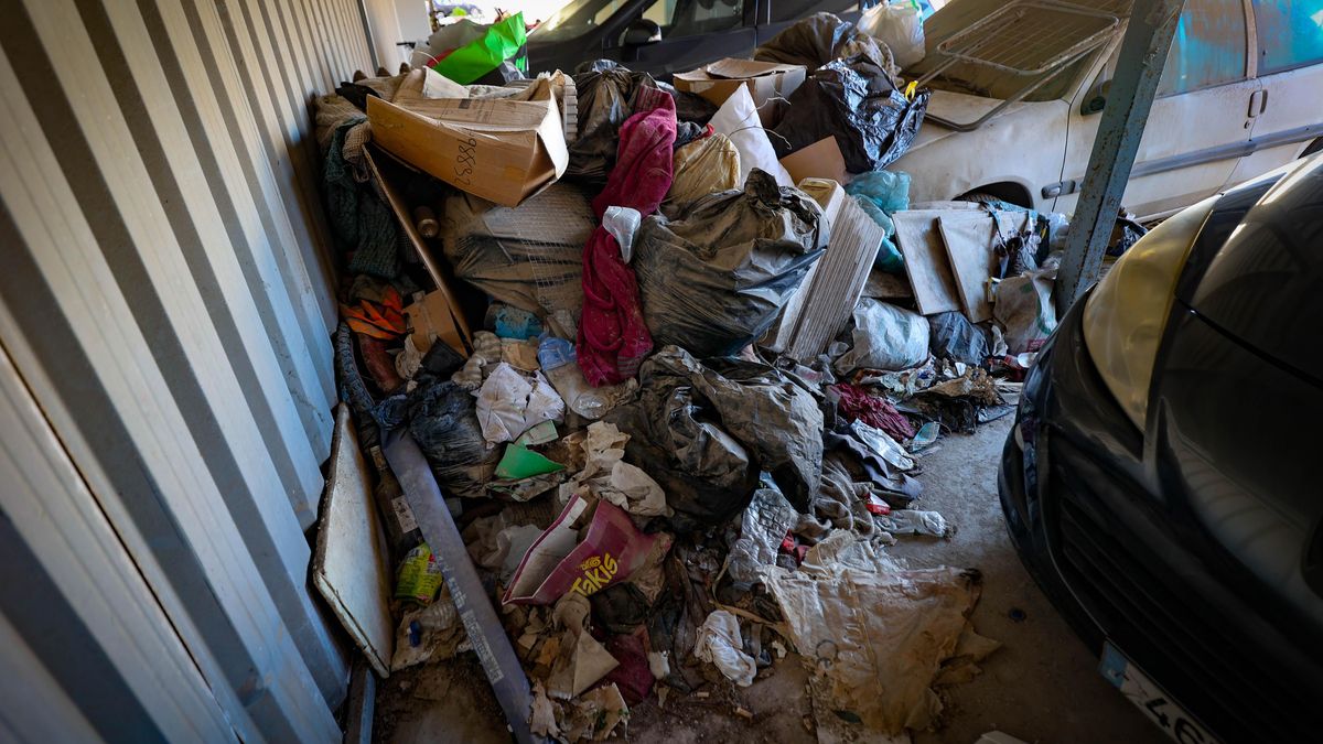 Escombros acumulados sobre el coche de la afectada.