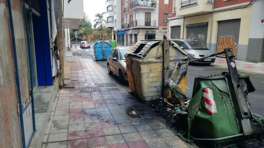 Dos contenedores calcinados en el barrio leonés de San Cristobal.