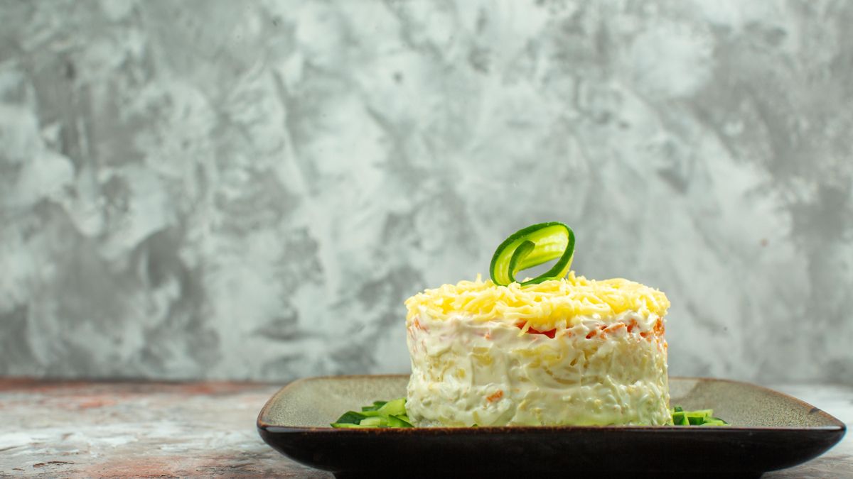 El pastel de patata y atún perfecto para preparar con antelación y disfrutarlo en frío durante la ola de calor
