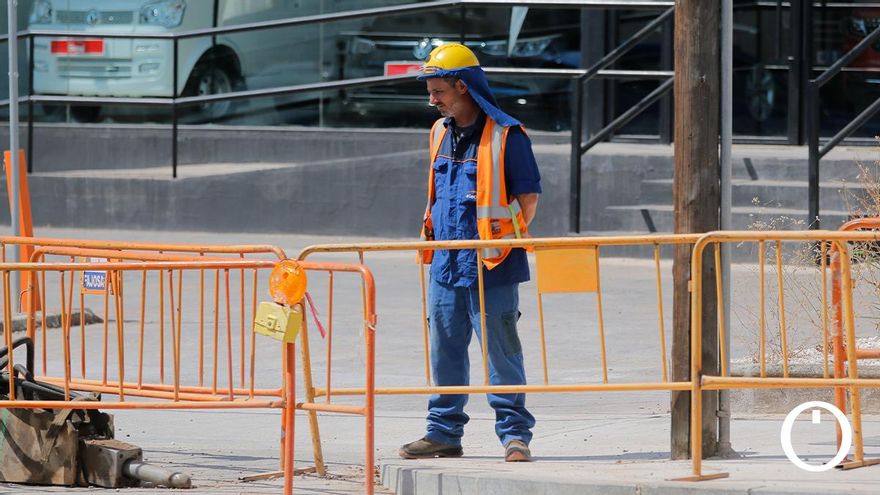 Un albañil en Córdoba en plena ola de calor