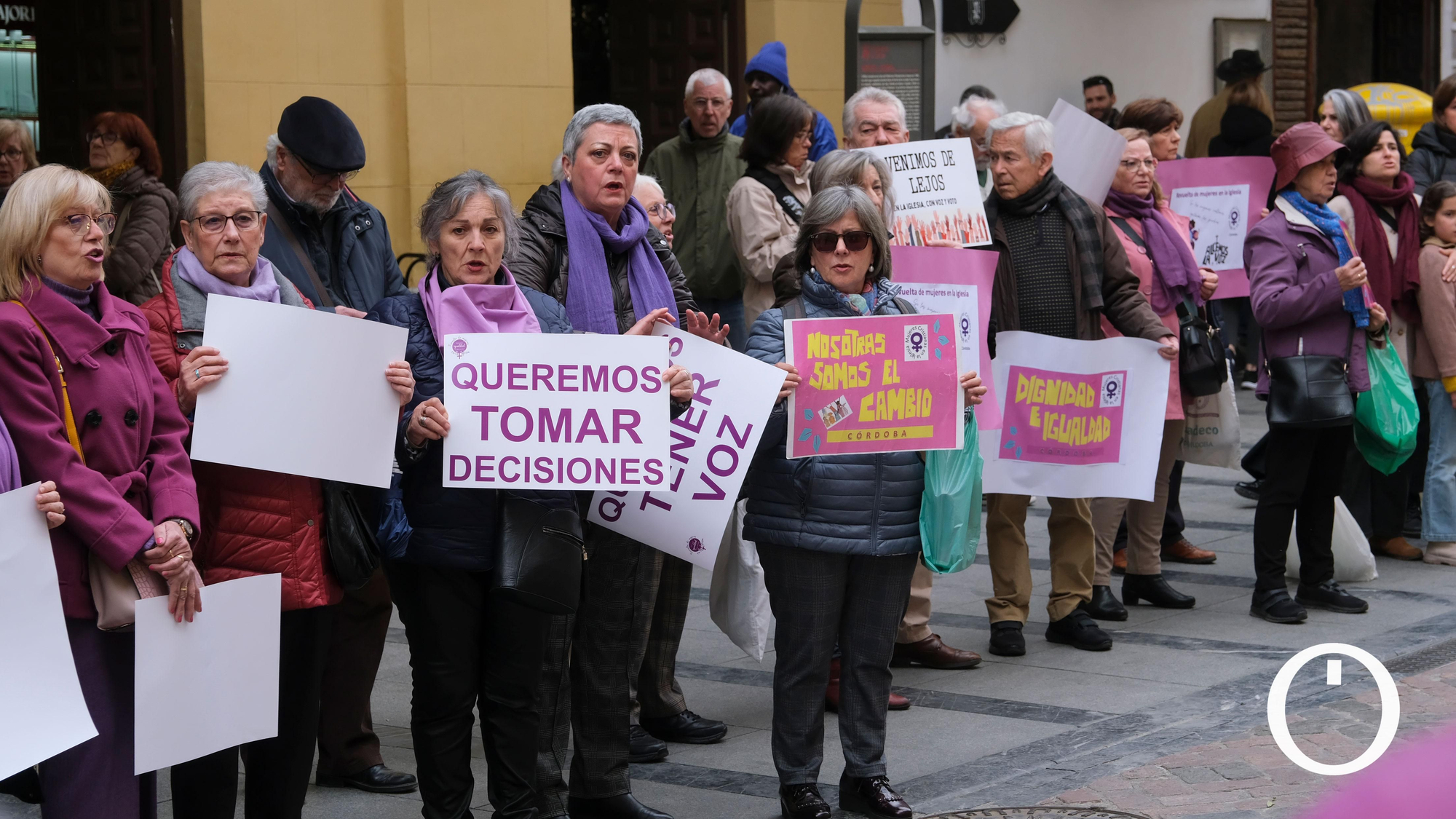 Concentración Revuelta de Mujeres en la Iglesia
