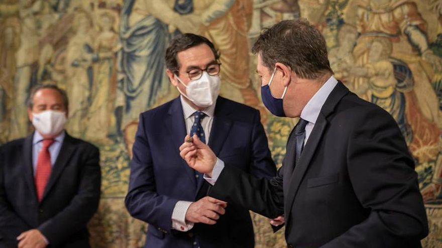 Page junto a Antonio Garamendi, presidente de CEOE, en Toledo y al fondo Ángel Nicolás, presidente de CECAM