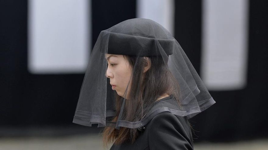 La princesa Yoko asiste al funeral del Príncipe Katsura en el cementerio Toshimagaoka en Tokio (Japón) hoy, martes 17 de junio de 2014. El príncipe Katsura, primo del emperador Akihito de Japón, falleció el pasado 8 de junio en Tokio a los 66 años tras ser ingresado horas antes en un hospital. El príncipe Katsura, soltero y sin descendencia, contaba con una salud delicada que le llevó a ser ingresado en numerosas ocasiones desde que en 1988 sufriera un hematoma subdural agudo, que le dejó en una silla de ruedas.