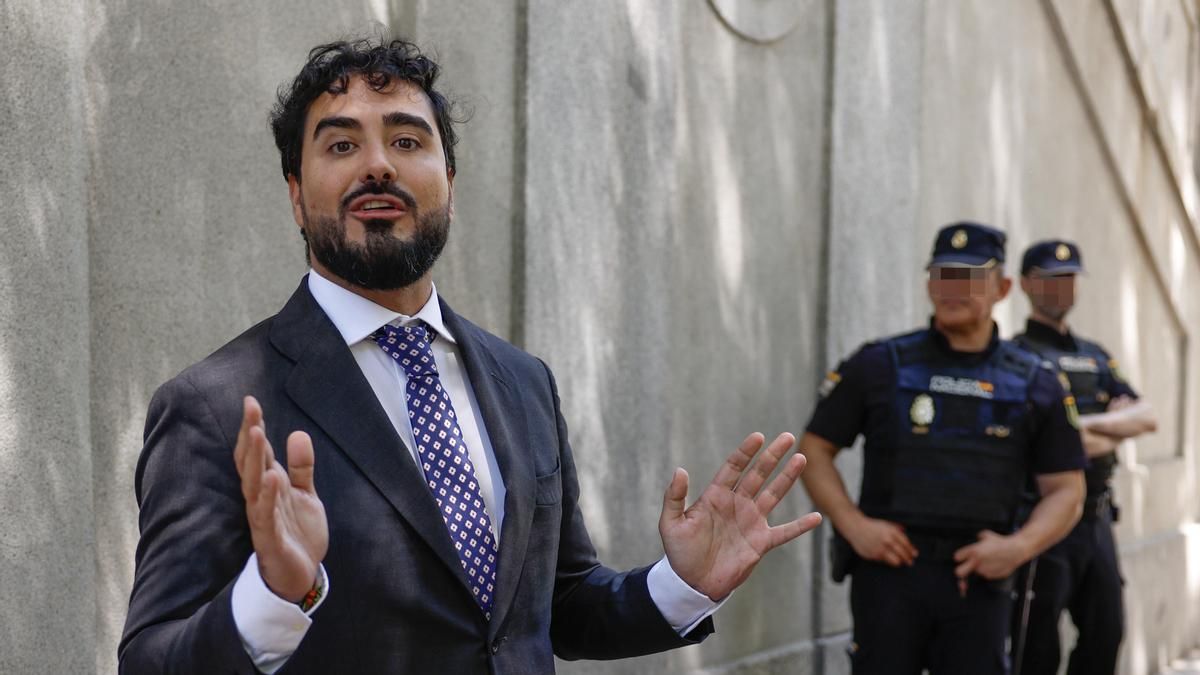 La Fiscalía enseña a Alvise el camino al banquillo por financiación ilegal y pide retirar su inmunidad parlamentaria