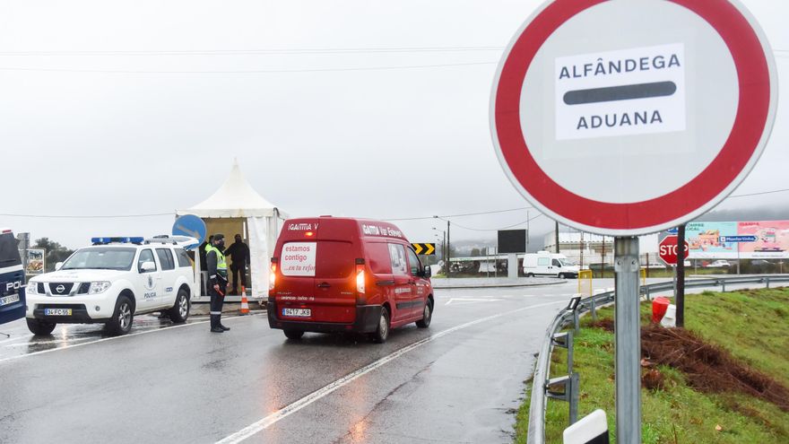 Archivo - Control en la frontera entre Portugal y España