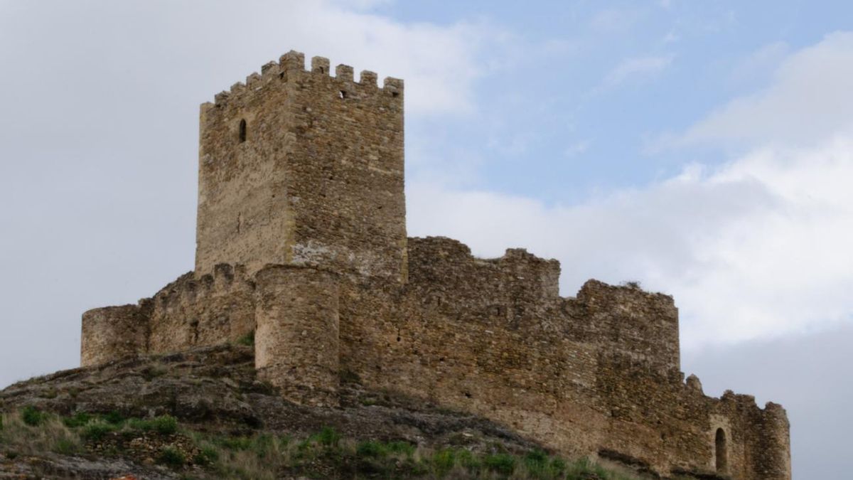 El castillo se organiza mediante un doble recinto defensivo que se adapta de manera irregular al terreno rocoso