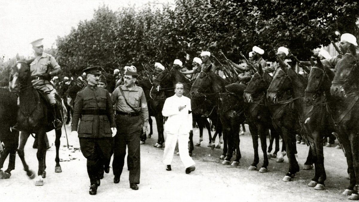 Queipo ante las famosas tropas moras a caballo en las calles de Sevilla.