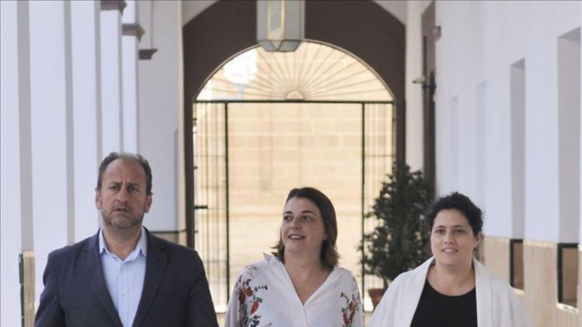 Meyer, junto a la consejera, a su llegada este viernes al Parlamento en la reunión de la dirección colegiada de IU.