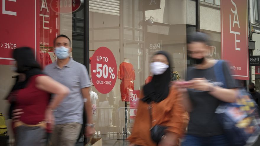 Clientes con mascarilla esperan para entrar en un comercio de Bruselas. EFE/EPA/OLIVIER HOSLET/Archivo