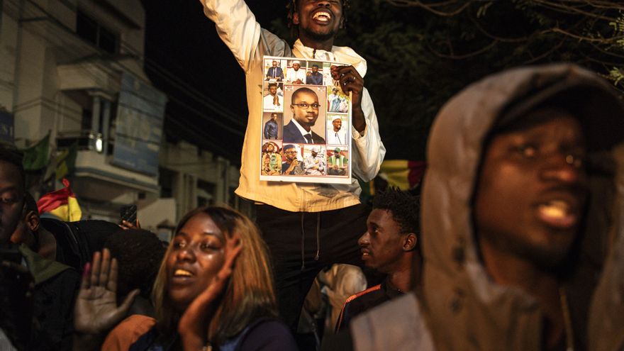 Los jóvenes senegaleses celebran el cambio político tras años de protestas y represión: "Hemos hecho historia"