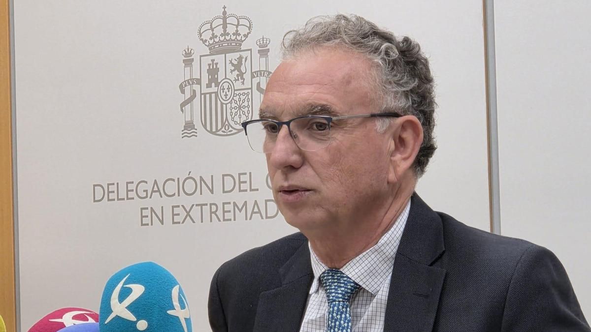 El delegado del Gobierno, José Luis Quintana, atiende a los medios en Badajoz en octubre de 2025