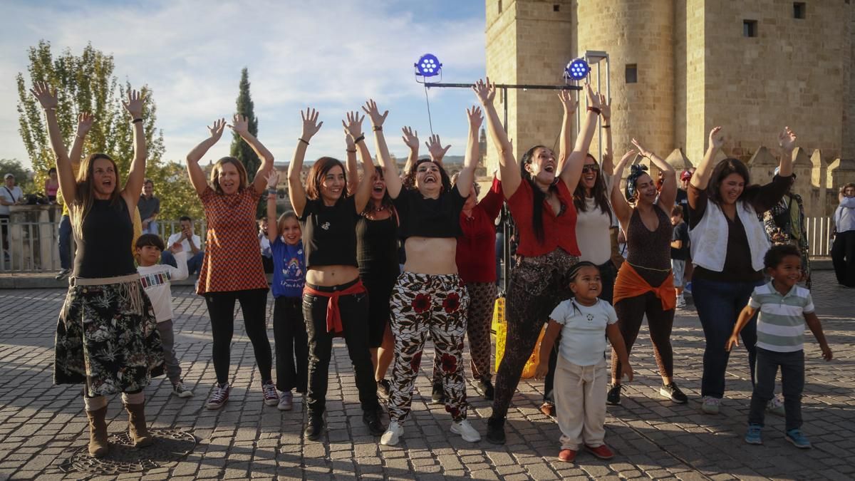 X Noche Negra Córdoba exhibición de percusión y danza africana y taller de danza de camerún