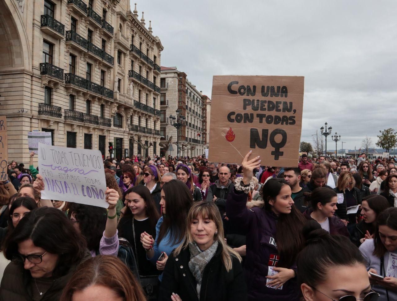 Manifestación feminista por el 8M en Santander. | ANDRÉS HERMOSA