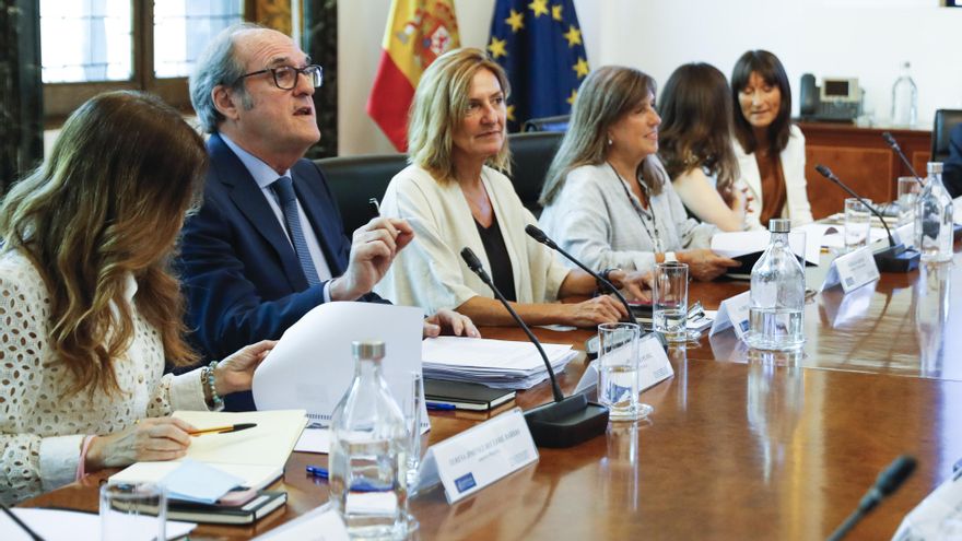 El defensor del Pueblo, Ángel Gabilondo (2d) preside la primera reunión de la Comisión Asesora para elaborar un informe sobre los abusos sexuales en el ámbito de la Iglesia católica y el papel de los poderes públicos. EFE/ Luis Millán