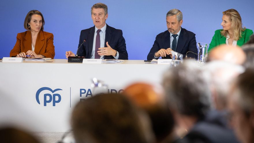 (I-D) La secretaria general del PP, Cuca Gamarra; el presidente del PP, Alberto Núñez Feijóo, y el vicesecretario de Economía, Juan Bravo, durante una reunión con asociaciones y representantes de las organizaciones afectadas por los aranceles de Trump.