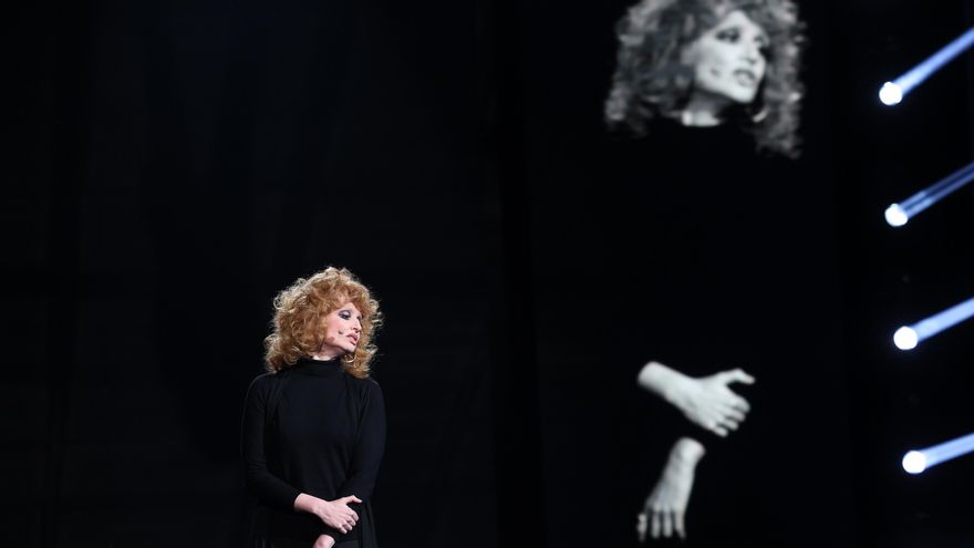 Cristina Castaño, como Mina en la Gala 1 de 'Tu cara me suena 13'