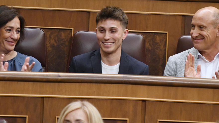 El diputado del PSOE, Gabriel Blanco (C), durante un pleno en el Congreso de los Diputados, a 10 de junio de 2025