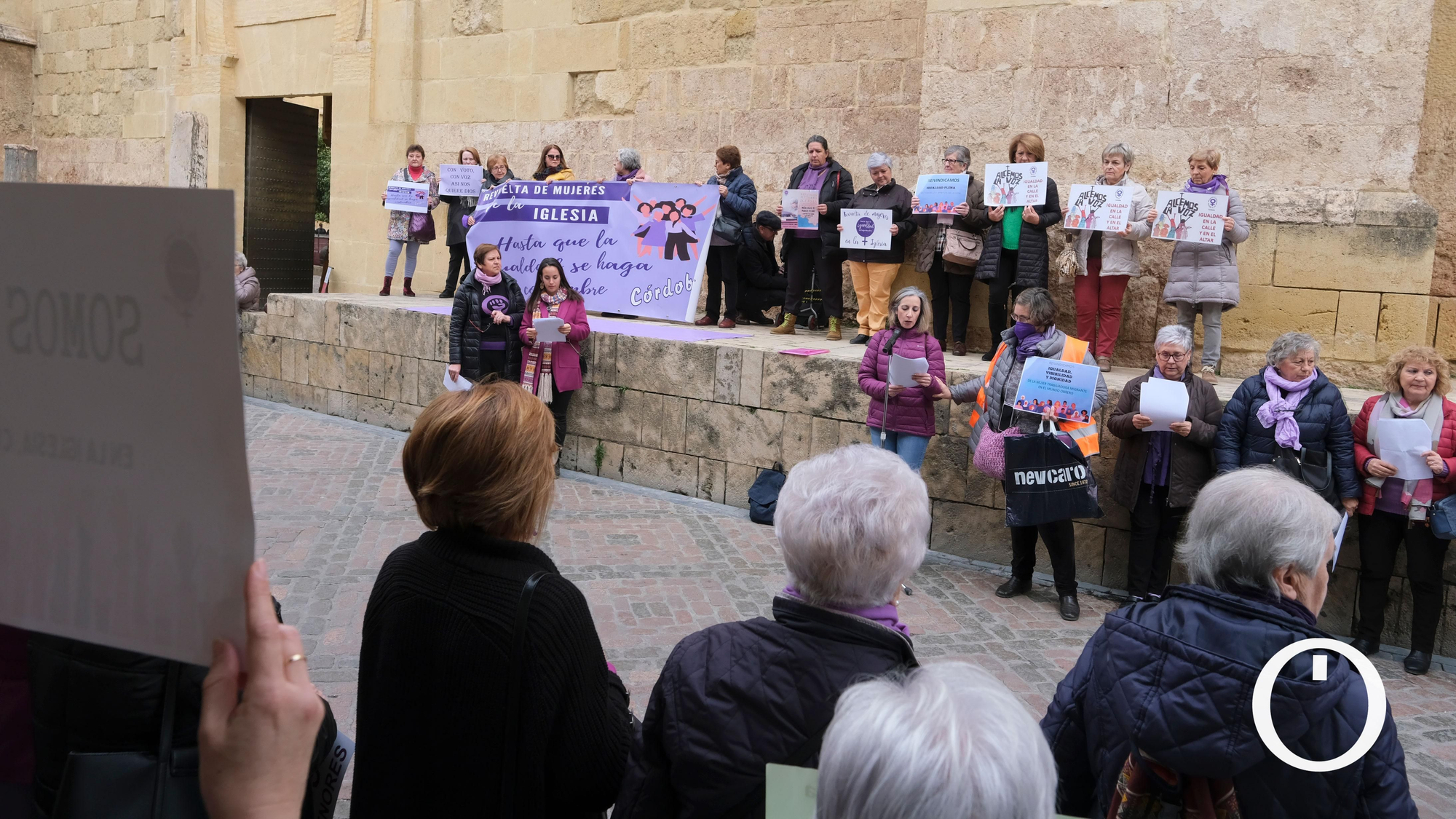 Concentración Revuelta de Mujeres en la Iglesia