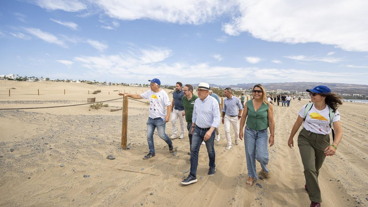 El presidente Antonio Morales y  el consejero Raúl García Brink en una visita a la Reserva Natural en mayo de este año.