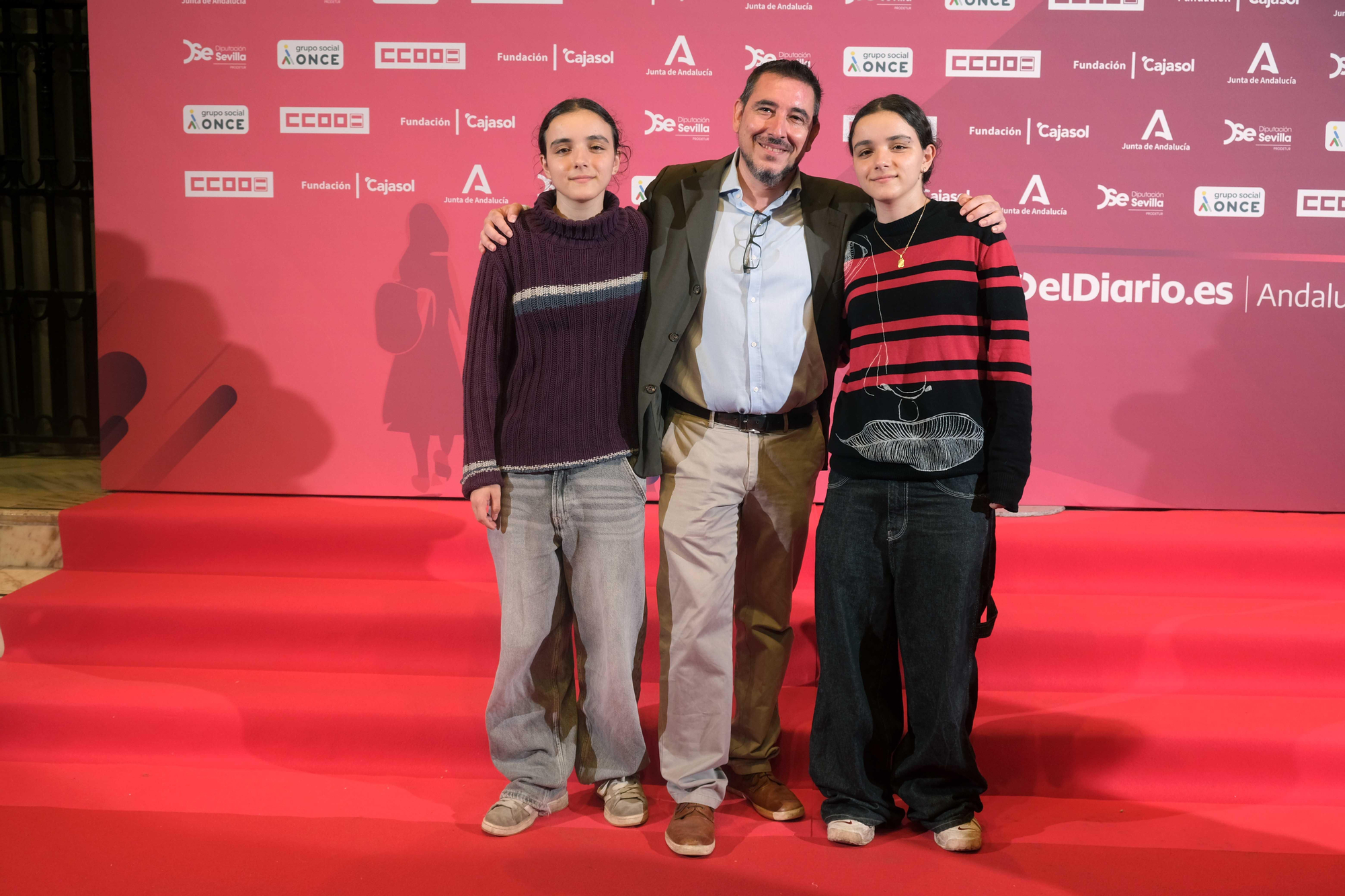 Héctor Rodríguez, marido de Lucrecia Hevia, junto a sus dos hijas