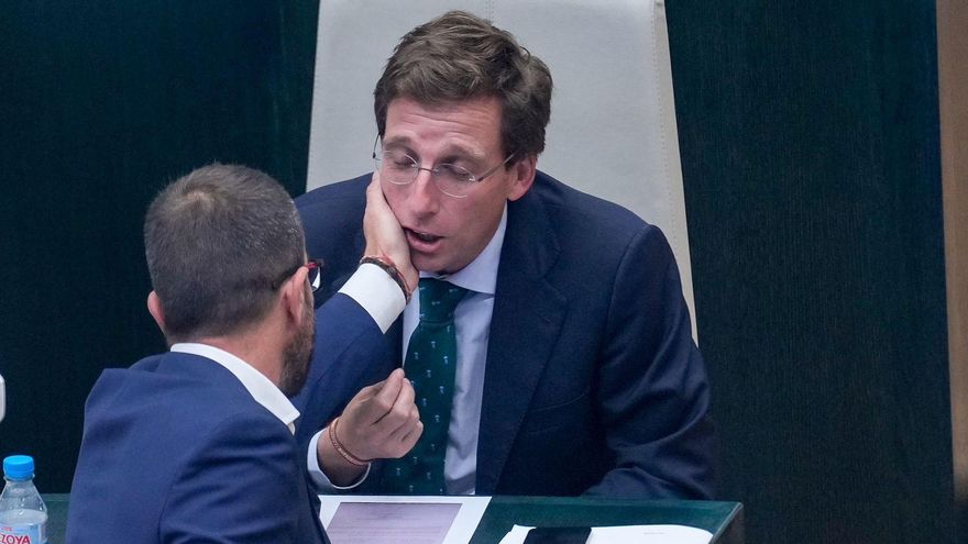 Daniel Viondi toca la cara de Almeida en el Pleno del Ayuntamiento de Madrid.