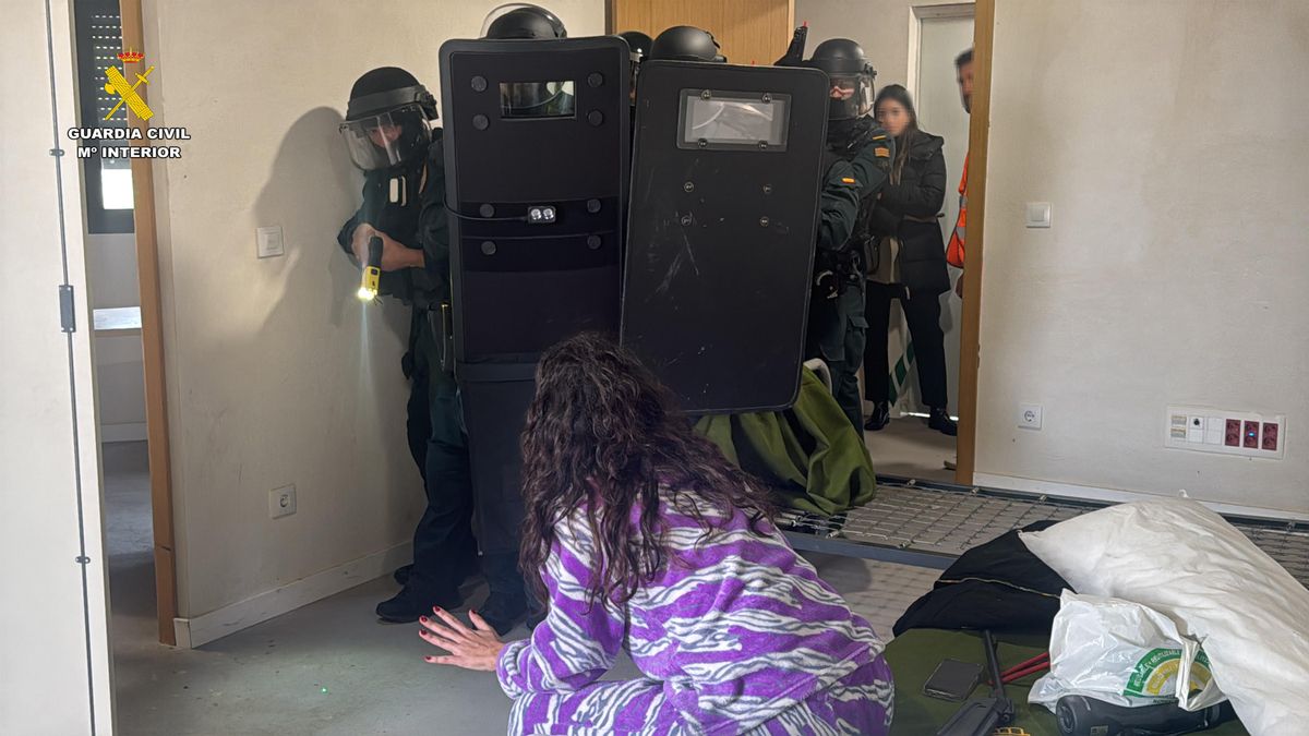 Amplio simulacro de la Guardia Civil: tensa negociación, armas y liberación del rehén