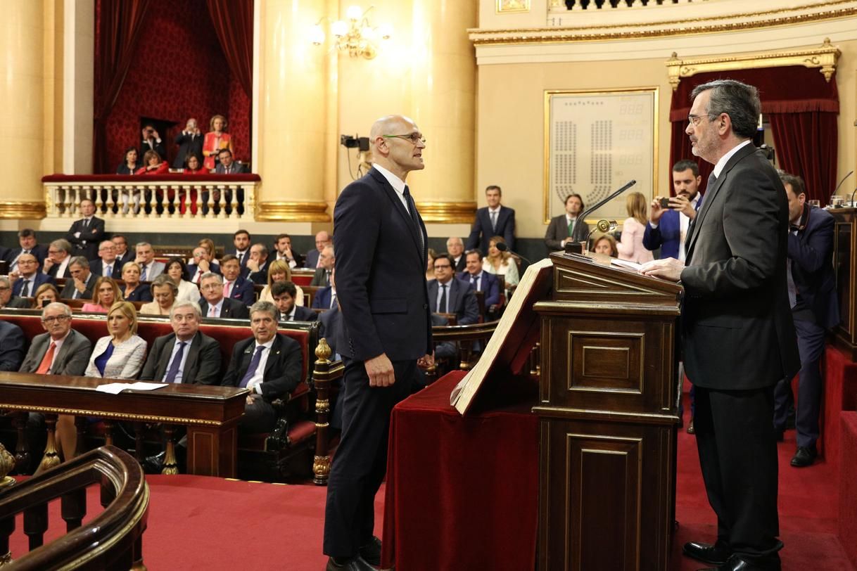Romeva acata la Constitución "como preso político" aplaudido por ERC y JuntsXCat e interrumpido por Hernando