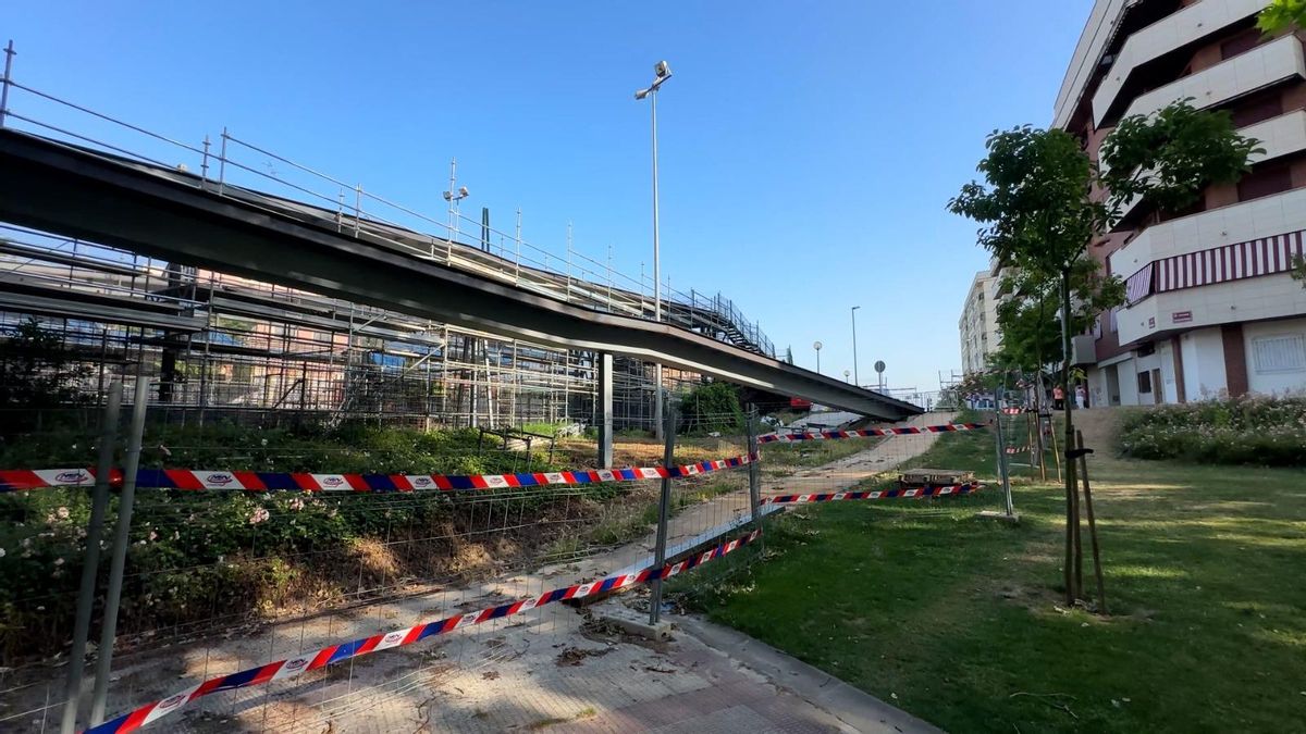 Pasarela peatonal sobre la vía del tren en Gonzalo de Berceo