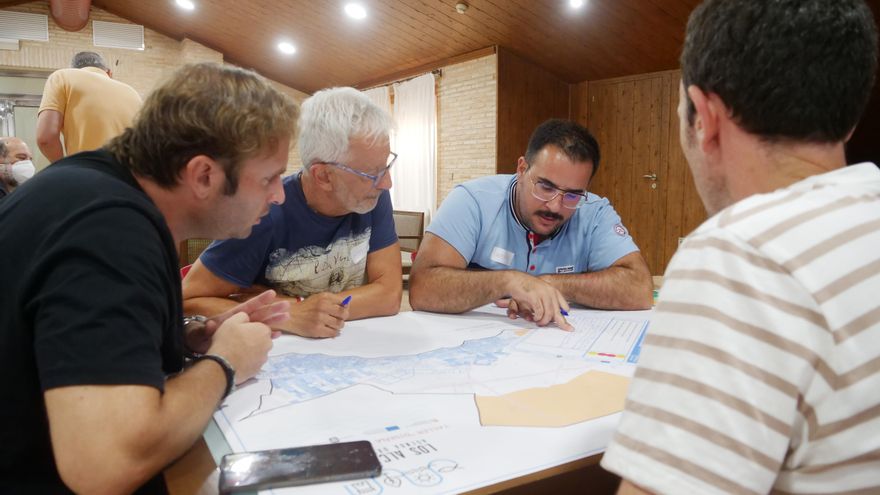 Vecinos de Los Alcázares en un taller de participación ciudadana para la Agenda 2030