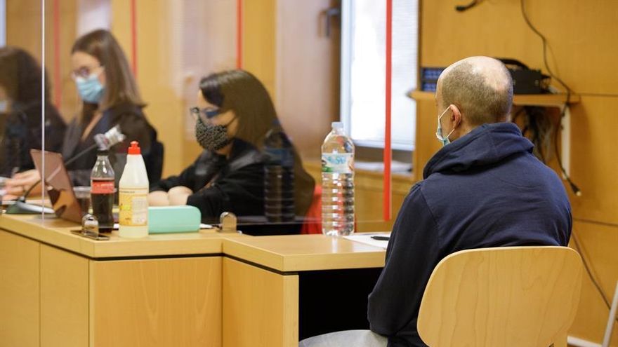 La Fiscalía mantiene su petición de 28 años de cárcel para el acusado de asesinar a su expareja en su coche en La Laguna